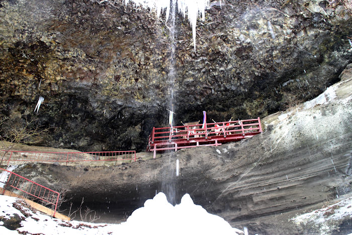 厳しい寒さで巨大な柱となる～乳穂ヶ滝の爆氷