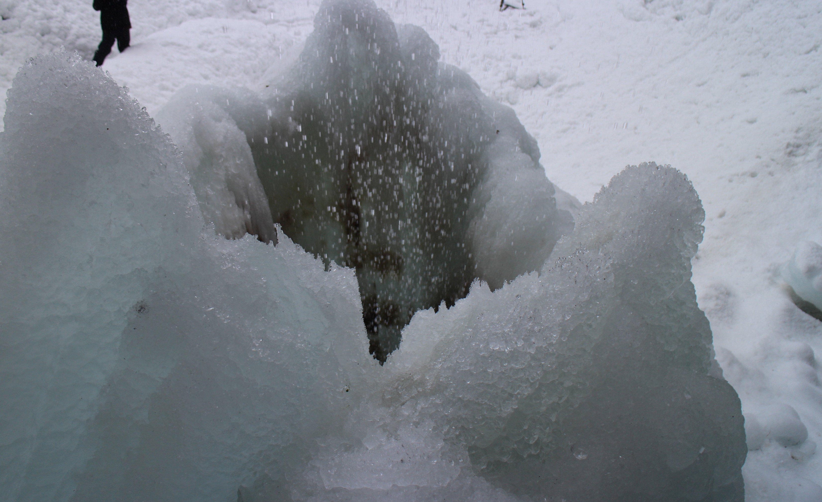 厳しい寒さで巨大な柱となる 乳穂ヶ滝の爆氷 青森県 西目屋村 旅 Locolle ローコレ